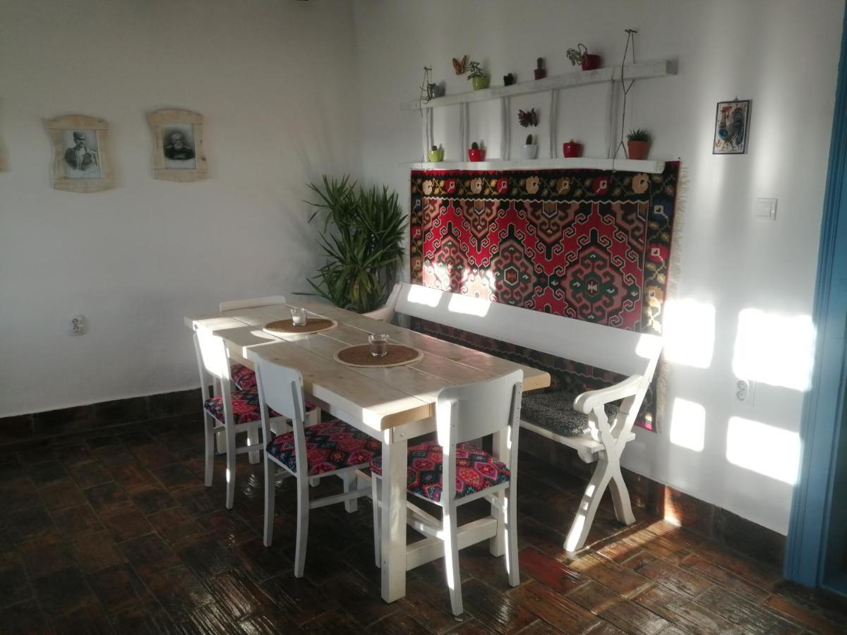 Matejev Konak Susara Bagian luar foto