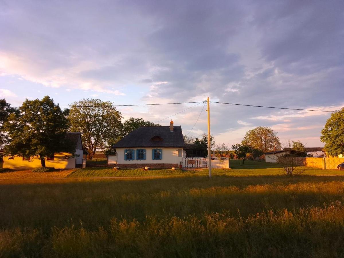 Matejev Konak Susara Bagian luar foto